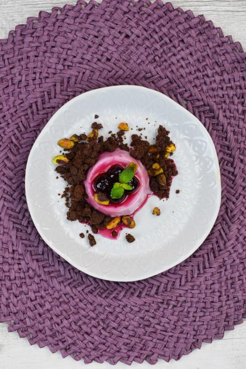 Panna cotta all’amarena con crumble al cacao e pistacchi